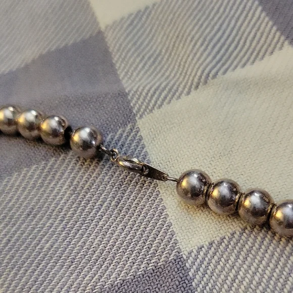 Silver Necklace with Graduated Beads Classic Design - Picture 2 of 4